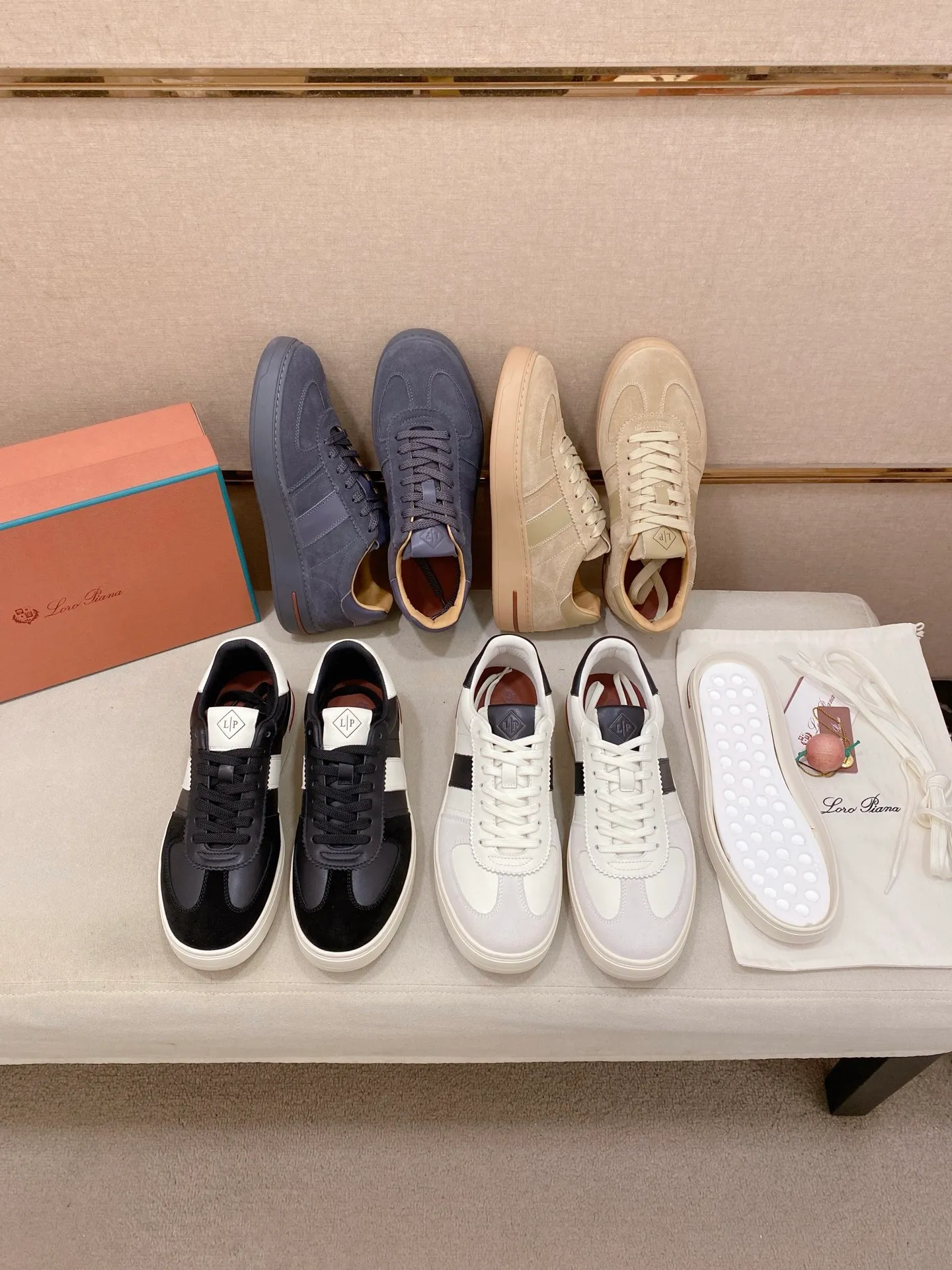 Men's shoes💰: 580💰🔥𝐥𝐨𝐫𝐨 𝐏𝐢𝐚𝐧𝐚 lp classic loafers, an Italian treasure brand, the only brand that can match Hermès! Only after wearing it do we realize that we can’t live up to our feet. The upper is made of imported first-layer cowhide with breathable fly-knit fabric, water-dyed cowhide foot pads, and the official original glass rubber outsole and pendant. Exclusive original packaging (tag ➕ brand paper ➕ outer box ➕ hand bag) code number: 38-44. Can be customized 45-46